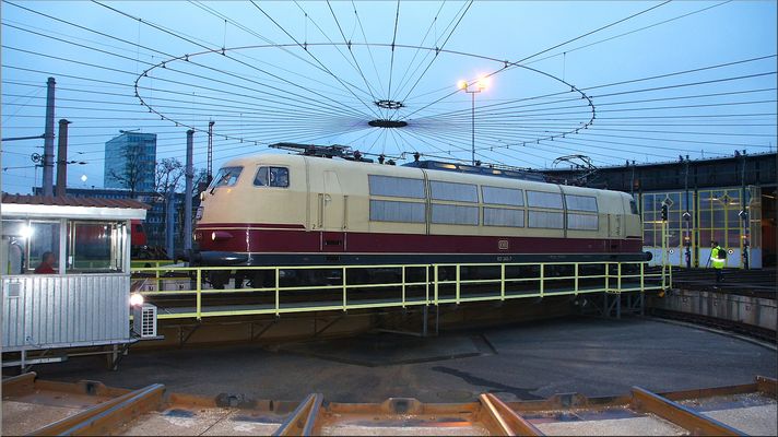 103 245-7 am 29 November 2014 beim Auffahren... Drehscheibe in Salzburg
