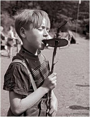 1957 Jugendzeltlager im Baybachtal-Hunsrück (36) Brotrösten am Lagerfeuer