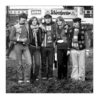 1980: HSV-Fans auf dem Weg zum Stadion. Heimspiel gegen Dortmund. Mit Kaltz, Hrubesch und Magath..