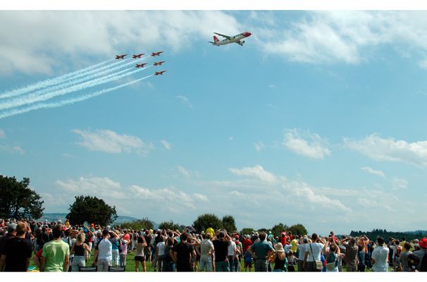 Airbus A320 der Edelweiss in Formation mit der Patrouille Suisse | 1