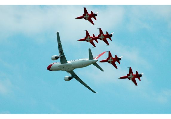 Airbus A320 der Edelweiss in Formation mit der Patrouille Suisse | 2