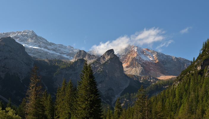 Als würde der Berg rechts bluten. Gigantischer Felssturz in den Dolomiten. DEN LINK...