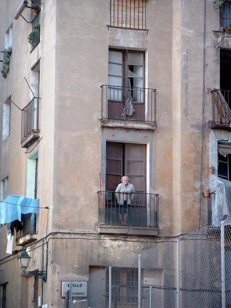 Alte Frau am Fenster Foto & Bild streetfotografie