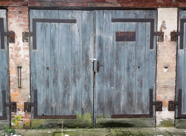 Altes Garagentor Foto & Bild | architektur, lost places, motive Bilder