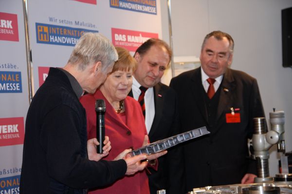Angela Merkel besucht einen Stand auf der internationalen Handwerksmesse 14.3.2014 München