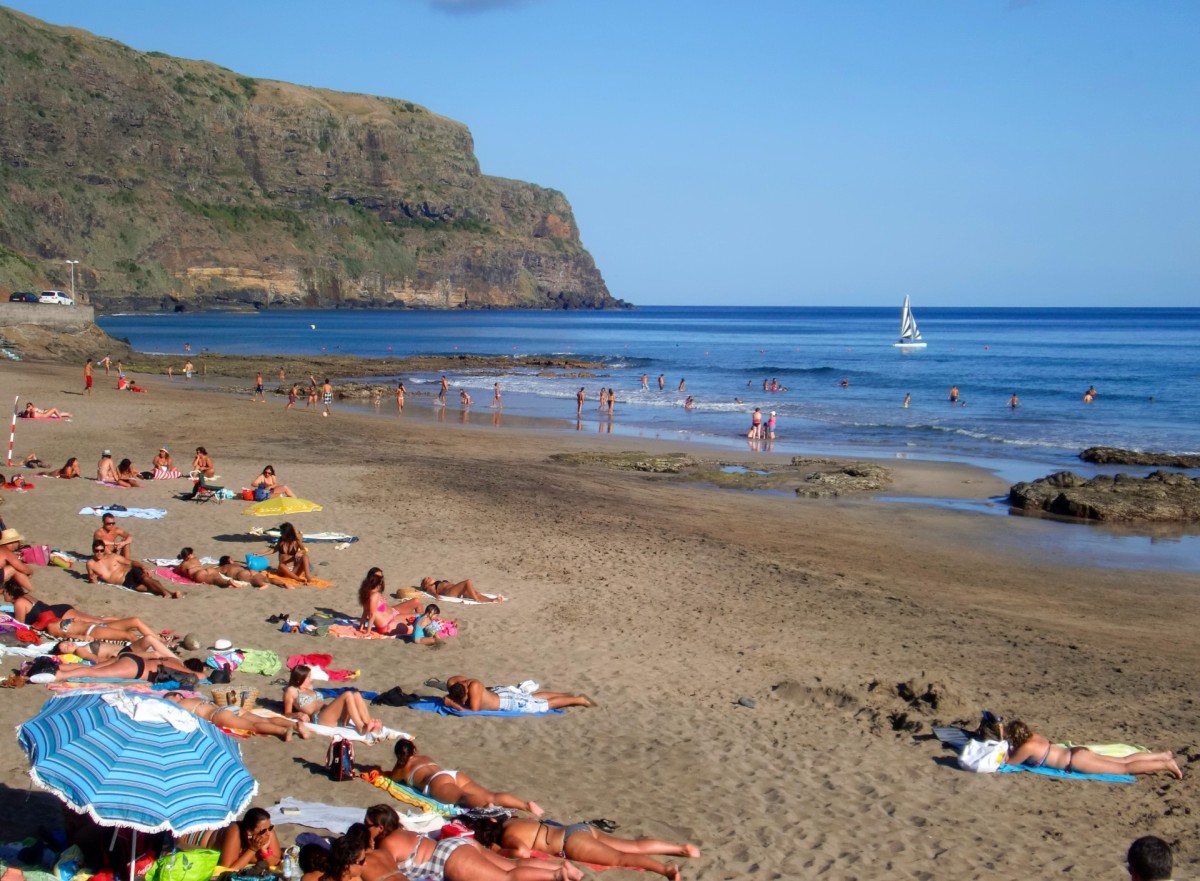 Azoren Strand mit 200 m Hoch Felsen als Rahm Foto & Bild europe