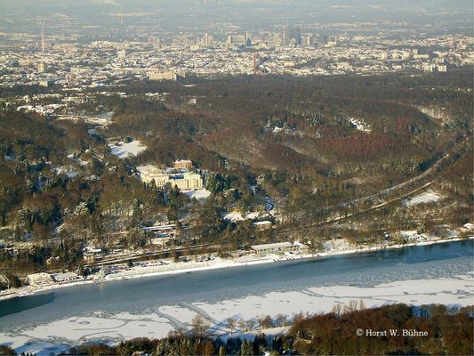 Baldeneysee und Villa Hügel mit Blick Richtung Essen-Stadtmitte am 6. Januar 2009