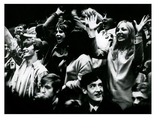 Beatbegeisterung anläßlich eines Rockkonzertes (The Equals) 1967 in der Kasseler Stadthalle.