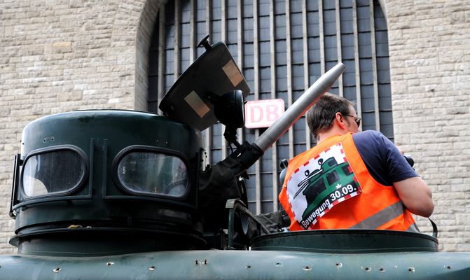 Bewegung 30.09. - Spassguerilla gegen Stuttgart 21 mit einem ausrangierten Wasserwerfer