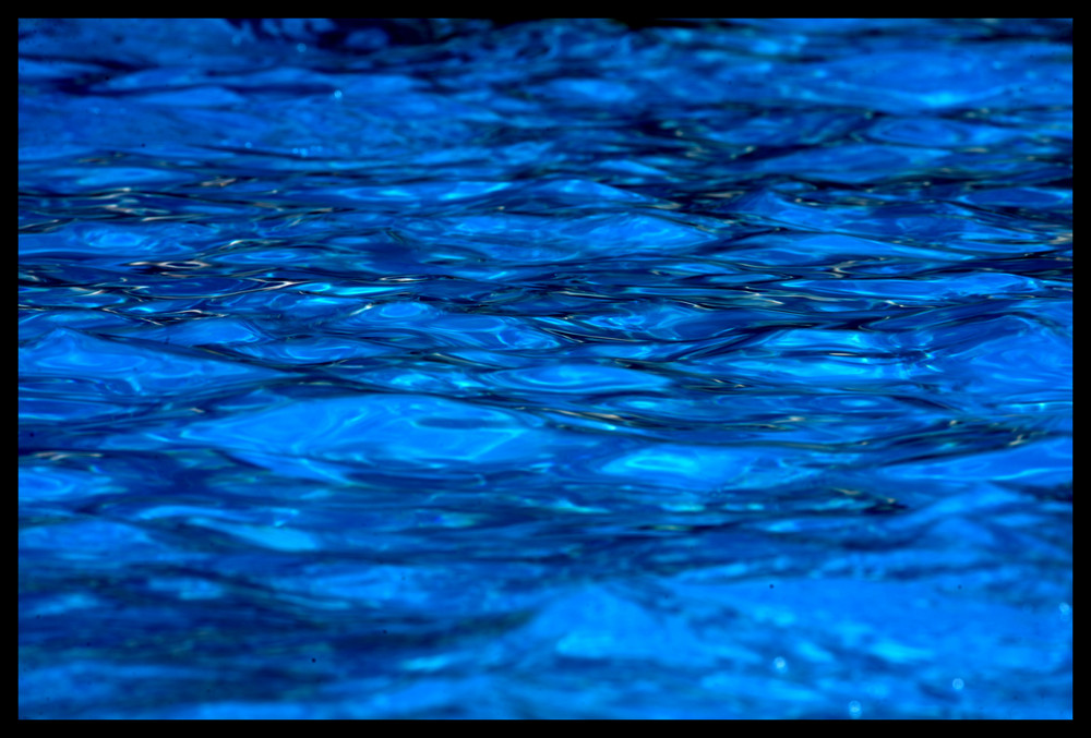 Blaues Wasser bei 47° Foto & Bild abstraktes, farben, blau nichts als blau Bilder auf Blaues Wasser bei 47° Foto & Bild abstraktes, farben, blau nichts als blau Bilder auf