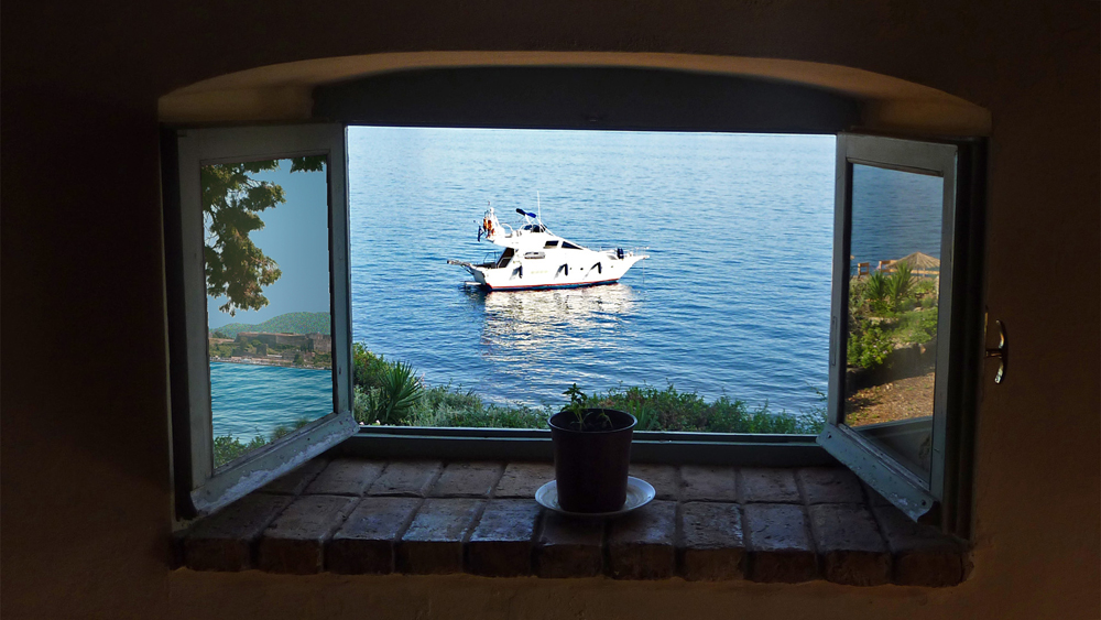 Blick durchs Fenster auf das Ionische Meer Foto &amp; Bild