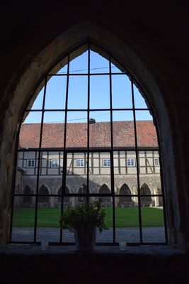 Blick in den Klosterinnenhof durchs Fenster. Im Kloster Michaelstein in Blankenburg / Harz