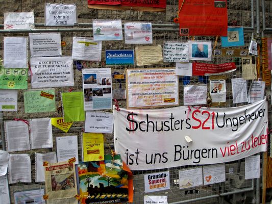 BürgerInnen-Protest gegen Stuttgart 21 - Der Bauzaun vor seiner Wanderung ins Museum