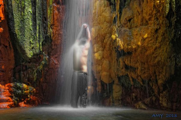 CASCADA DE COLORES............. EL PARAISO TERRENAL. Dedicada a SARA VILLANUEVA RODRIGUEZ.