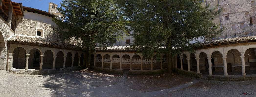 Claustro Monasterio Sant Llorenç de Morunys (Sant Llorenç de Monrunys Solsonès Lleida Catalunya)