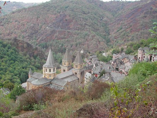 CONQUES.Costruito nel XI° al XII° secoco.( agosto 2003-nel duro periodo della siccità)