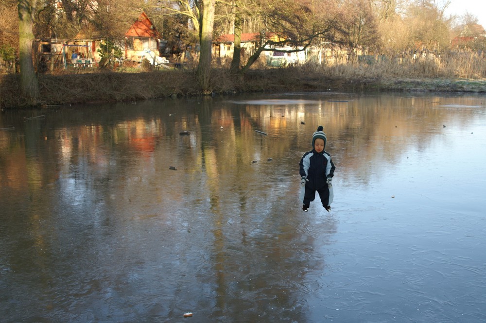 Das Büblein......... Foto & Bild jahreszeiten, winter, buntgemischt Bilder auf