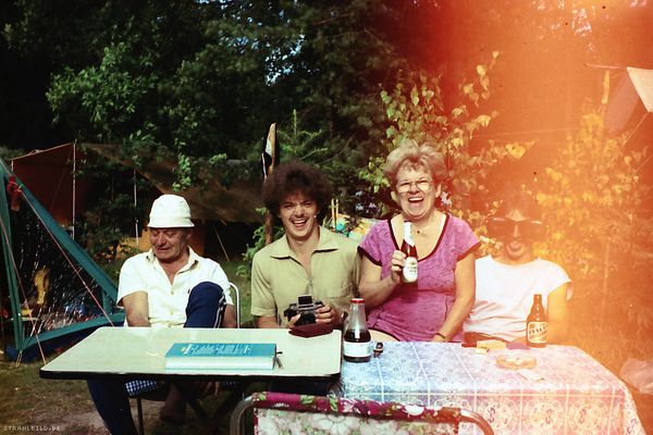 das durchblaettern des familienalbums ist wie ein blick in den ehrlichkeitsspiegel