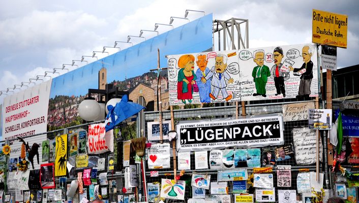 Der Bauzaun am Nordausgang des Stuttgarter Hauptbahnhofs - Protest gegen Stuttgart 21