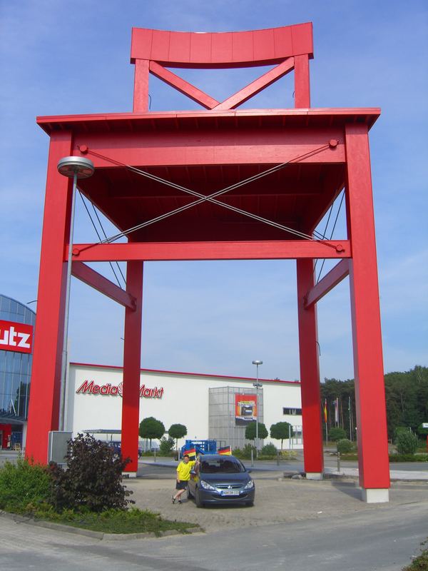 Der größte Stuhl der Welt XXXL Lutz in Nordhorn Foto & Bild