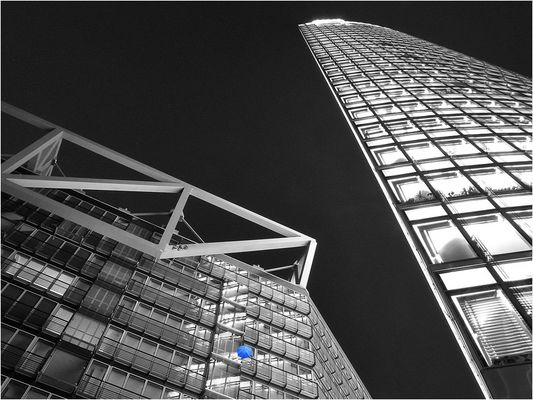 Der Schirm taucht auf dem Balkon eines Hochhauses am Potsdamer Platz wieder auf!