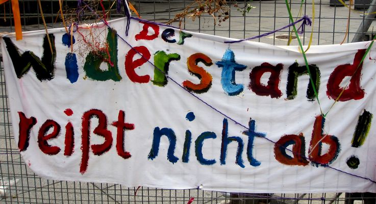 Der Widerstand reißt nicht ab - festgebunden am Bauzaun des Bahnprojekts Stuttgart 21