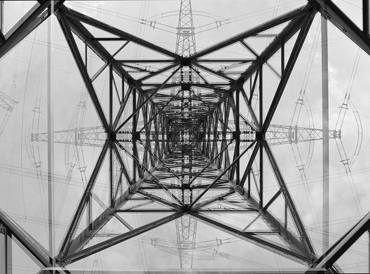 Doppelbelichtung aus 2 Fotos unter einem Strommast, sieht Ist schon verwirrend aus,...