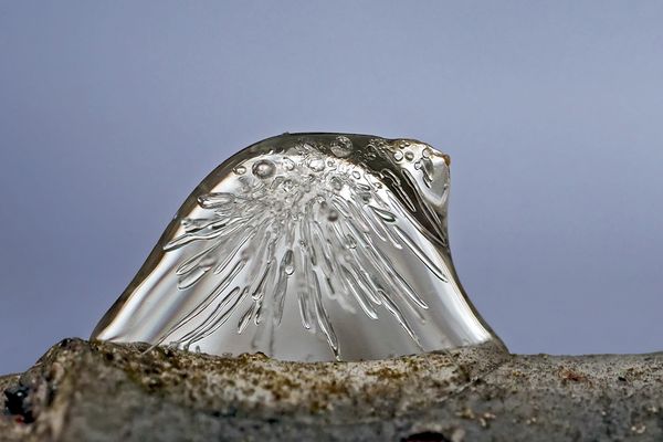 Ein Tropfen, der nicht hinunterfällt, aber er ist trotzdem vergänglich ... - Une goutte gelée!
