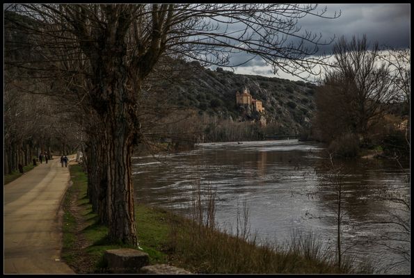 Ermita de San Saturio desde el rio Duero (Soria Castilla y León España)