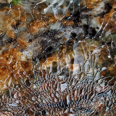 Farbige Strukturen in und auf einer Eisschicht! - L'hiver présente aussi des couleurs!