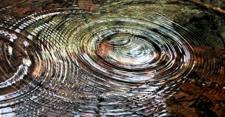 Farbiger Tropfentanz im Bergsee! - Quand les gouttes d'eau se mettent à danser...