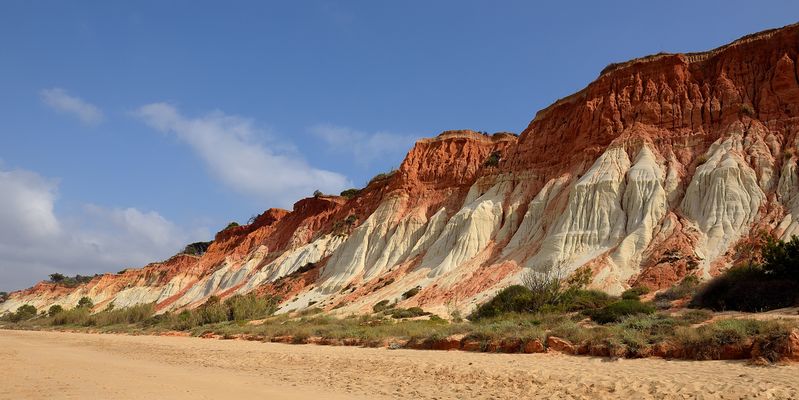 Farblich ein Traum, die Sandsteilküste von Praia da Falesia (Algarve) in Portugal..
