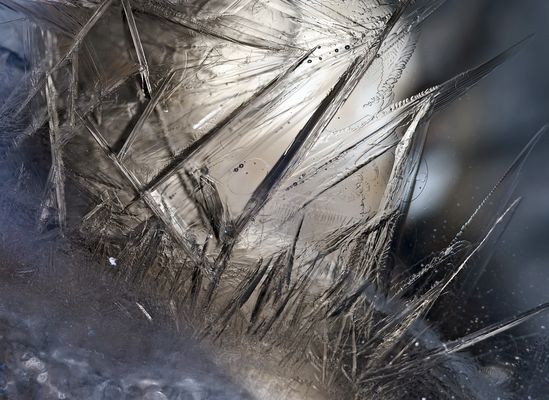 Faszinierende Eisstrukturen am Ufer eines kleinen Baches... - Des structures glaciales fascinantes.