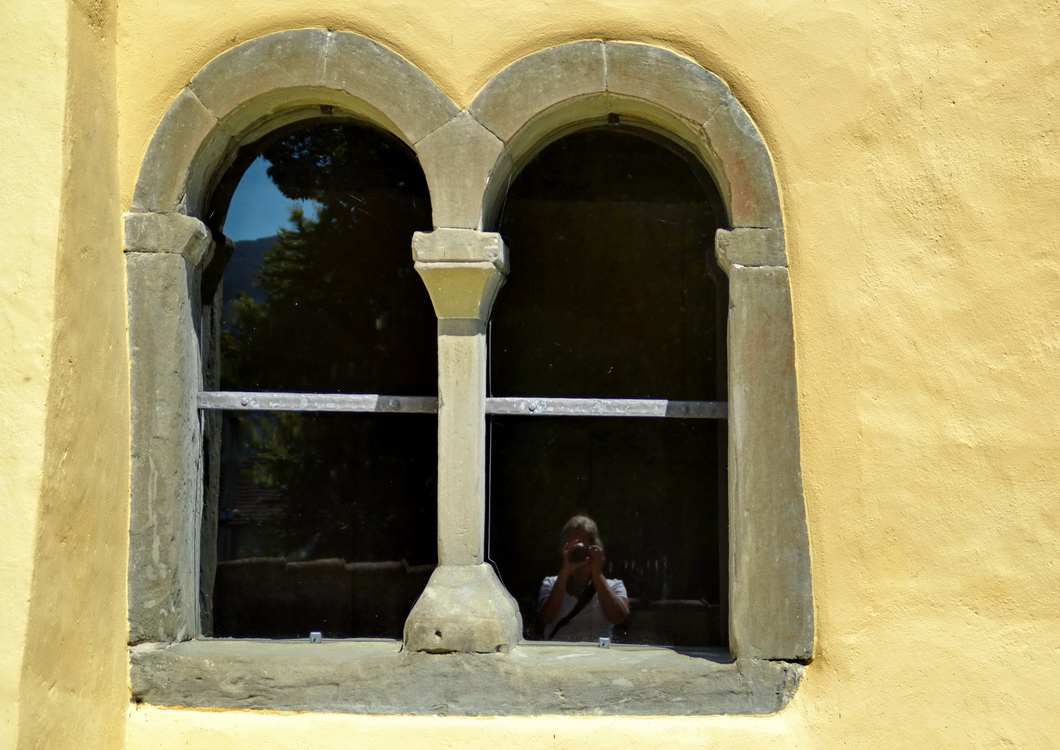 Fenster in (Reichenau) im Stil der Romanik Foto