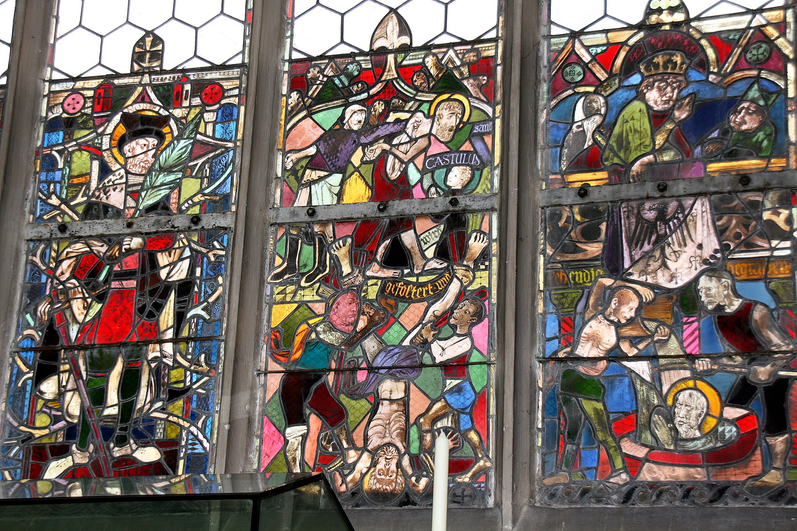 Folterknechte im Kirchenfenster von St. Martin Foto & Bild