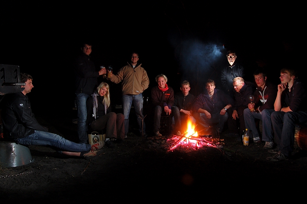 Freunde am Lagerfeuer Foto & Bild fotokunst, licht und feuer, spezial