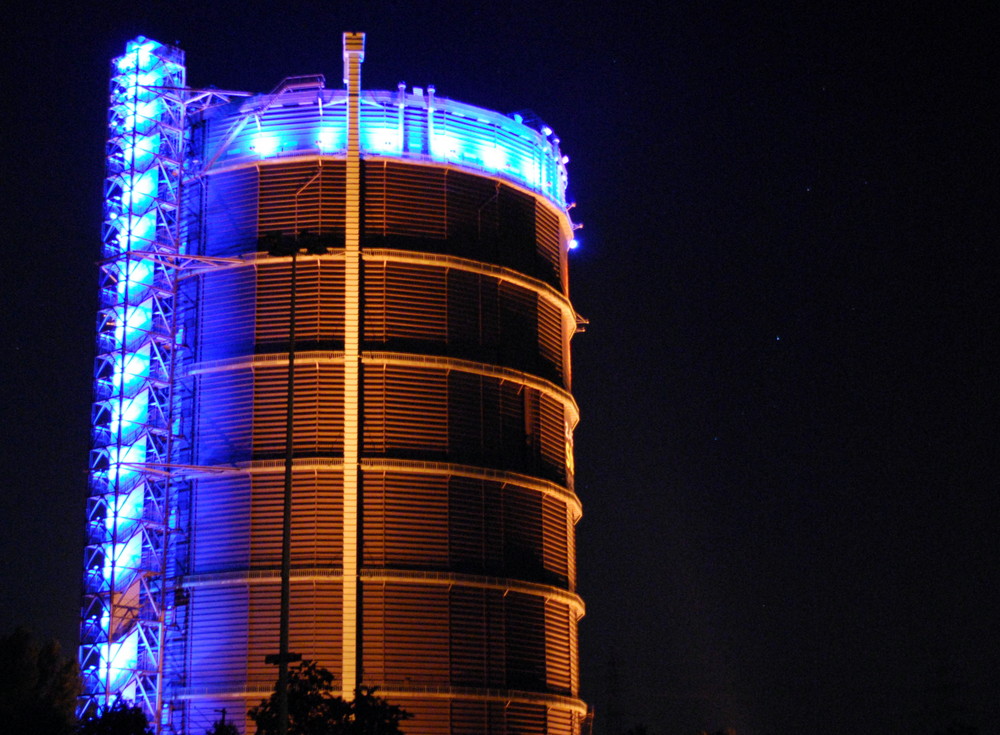 Gasometer Oberhausen bei Nacht Foto & Bild industrie und technik