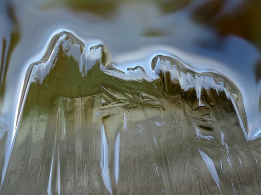 Gemälde im gefrorenen Brunnentrog. - Décorations hivernales: l'artiste, c'est l'hiver!