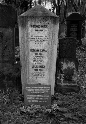Grabstein für Franz Kafka und seine Eltern und Gedenktafel für seine ermordeten Schwestern