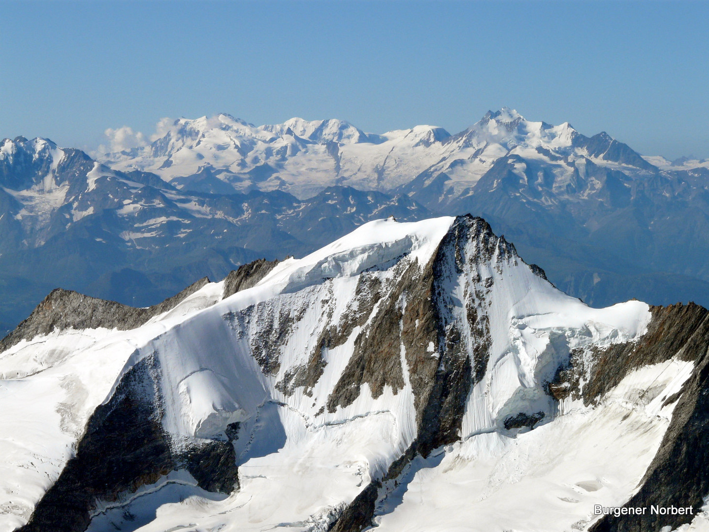 Gross Wannenhorn der beliebte Skitourenberg.Die Walliser Alpen am Horizont. Foto & Bild 