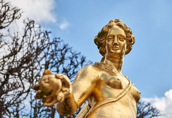 Hätte ich mir gleich denken können, jeder will die Lady in Gold scharf sehen. Siehe Foto unten...