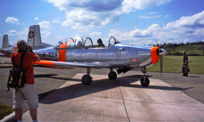 .. hier nun eine Maschine der P3 - Flyers - aus der Schweiz bei der Airshow in Freiburg..