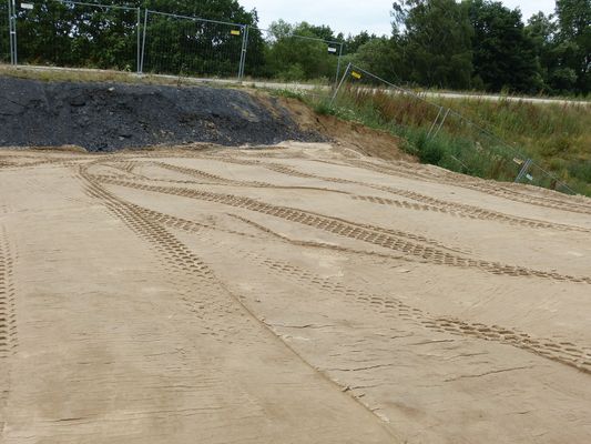 Hinter dem Widerlager muß sehr viel Boden aufgeschüttet werden um die Höhe des Dammes