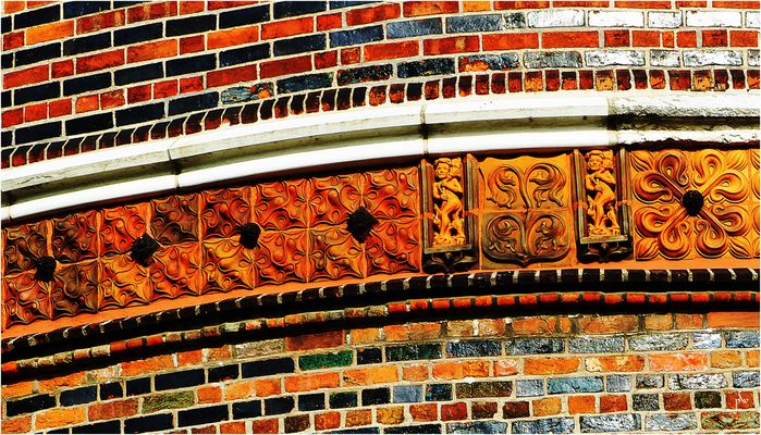 Holstentor-Detail mit Terrakotten in den Schmuckbändern, die die Türme umschließen