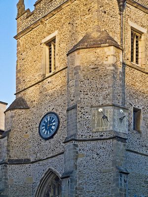 Horloge et cadran solaire -- St Botolph's Parish Church, Cambridge -- Kirchen- und Sonnenuhr