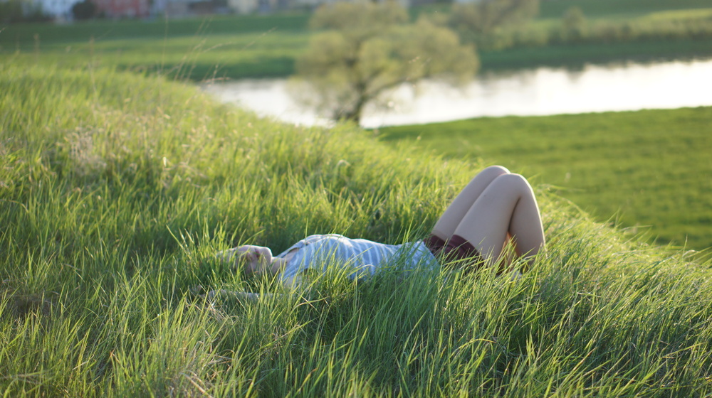 Im Gras liegen Foto & Bild | landschaft, Äcker, felder & wiesen, natur