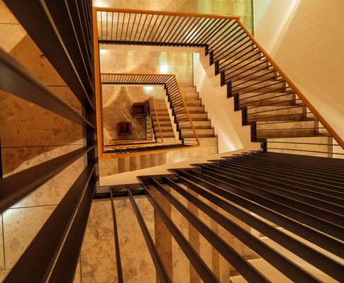 In solch einem fotogenen Treppenhaus nutzt man die Treppen auch gerne, trotz Aufzug.