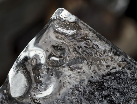 Innenleben einer fast durchsichtigen Eisplatte. - Une plaque de glace presque transparente!