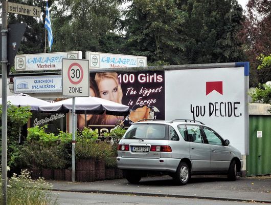 Iserlohner Str. YOU DECIDE 100 Girls Spezialitäten 30 ZONE The biggest in Europe