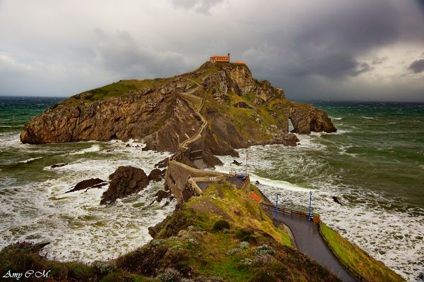 ISLOTE Y ERMITA DE SAN JUAN DE GAZTELUGATXE. (Bermeo).Dedicada a NÉLIDA GIL YAÑEZ.